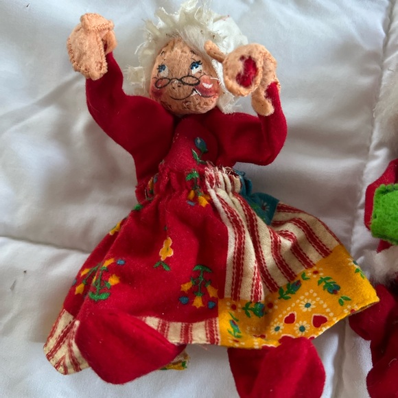 Vintage 1970s Annalee Festive Santa and Mrs Claus Figures - Picture 4 of 6